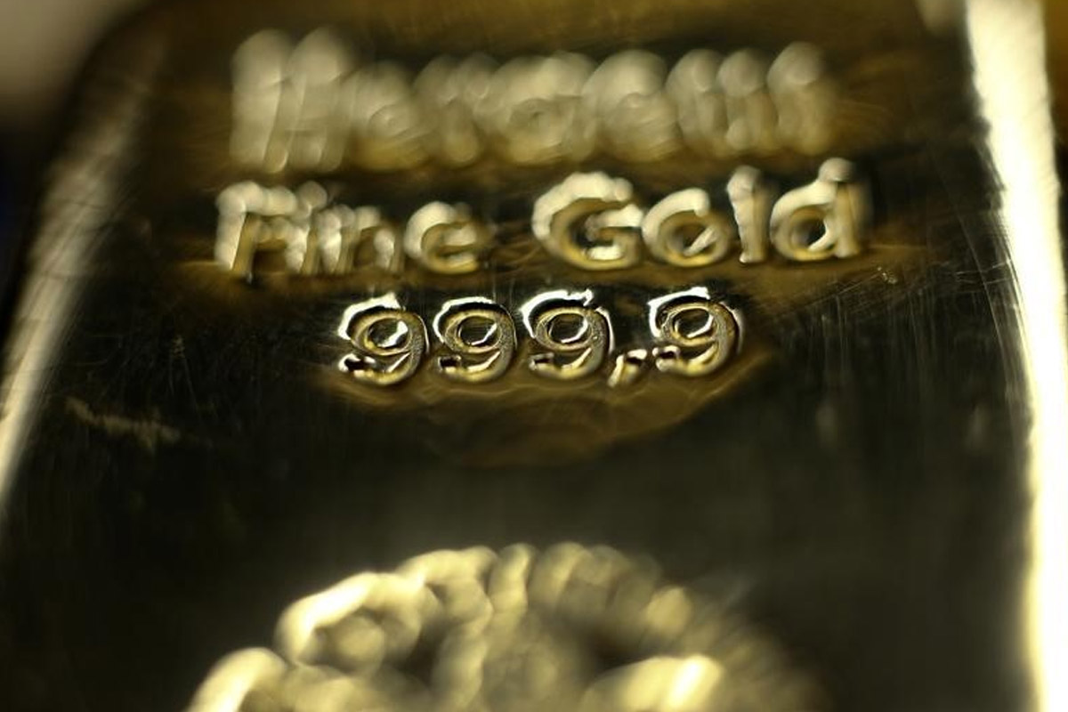 Gold prices slump as strong jobs data firms dollar, boosts Fed rate hike bets